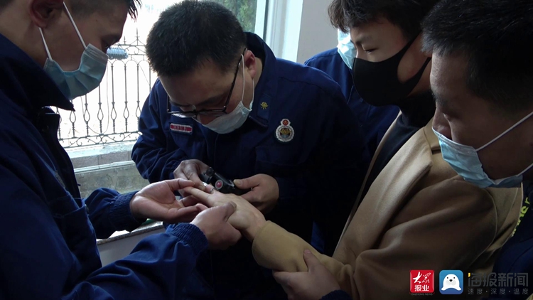 天天读报会 网购戒指需注意尺寸,威海消防帮助卡手男子取下戒指