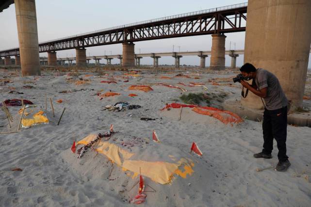 印度慘況爆出！恒河已撈出1000多具屍體，印官員還在嘴硬-圖2