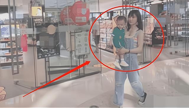 姐姐|“最年轻姥姥”火了！抱外孙逛商场太亮眼，网友：看着像宝妈