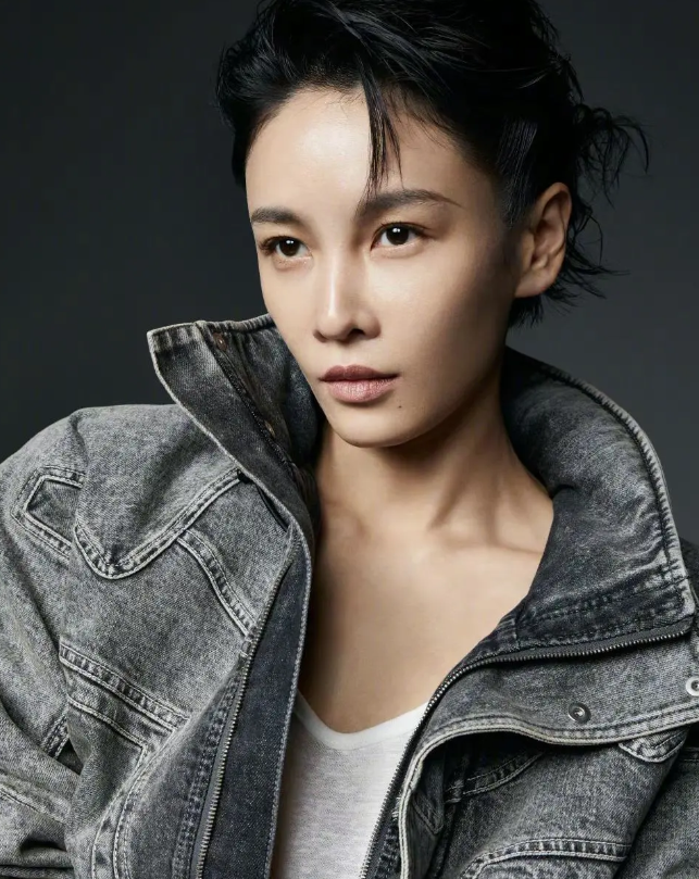 张蓝心|张蓝心时尚大片性感十足,腿长2米8在线怼网友,难怪成龙力捧