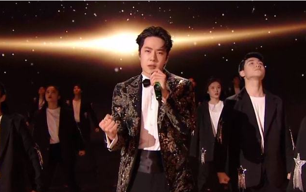 王一博|王一博跨年夜翻车？面部圆润发福明显，粉丝脱粉引发热议