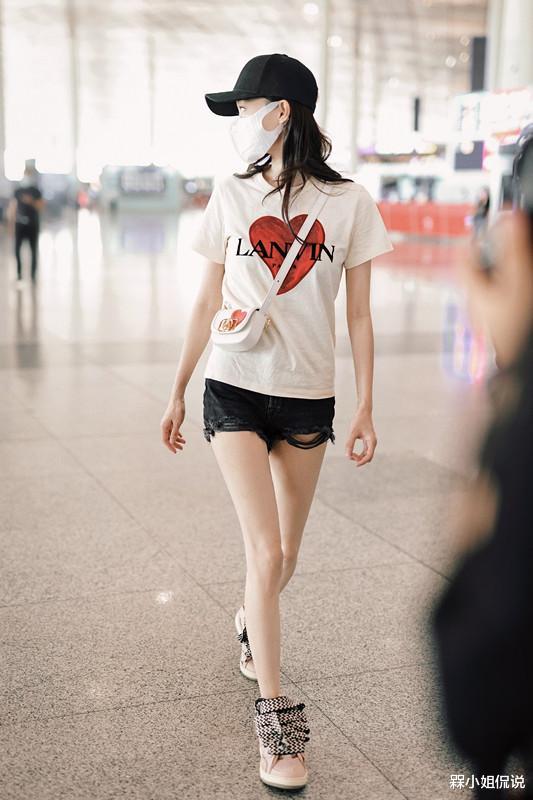 槑小姐侃说|张小斐走红后也放开了,穿这么短的短裤走机场,细长腿真是长脸