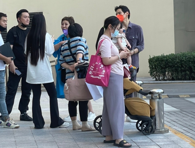 向佐|向太带郭碧婷逛街被偶遇，cora被向佐抱怀中正脸曝光，吸着奶嘴超可爱