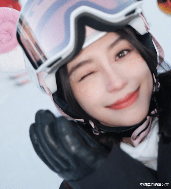 00后|baby录节目人缘好，跟00后合影像同龄人，对镜头甜笑wink十分开心