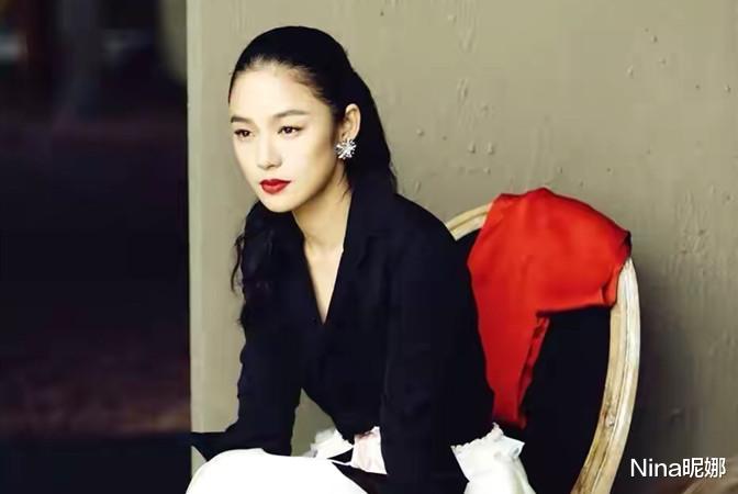 Nina昵娜|周韵罕见撇下姜文走红毯，穿小黑裙天然头额骨美翻，姜文眼光真毒