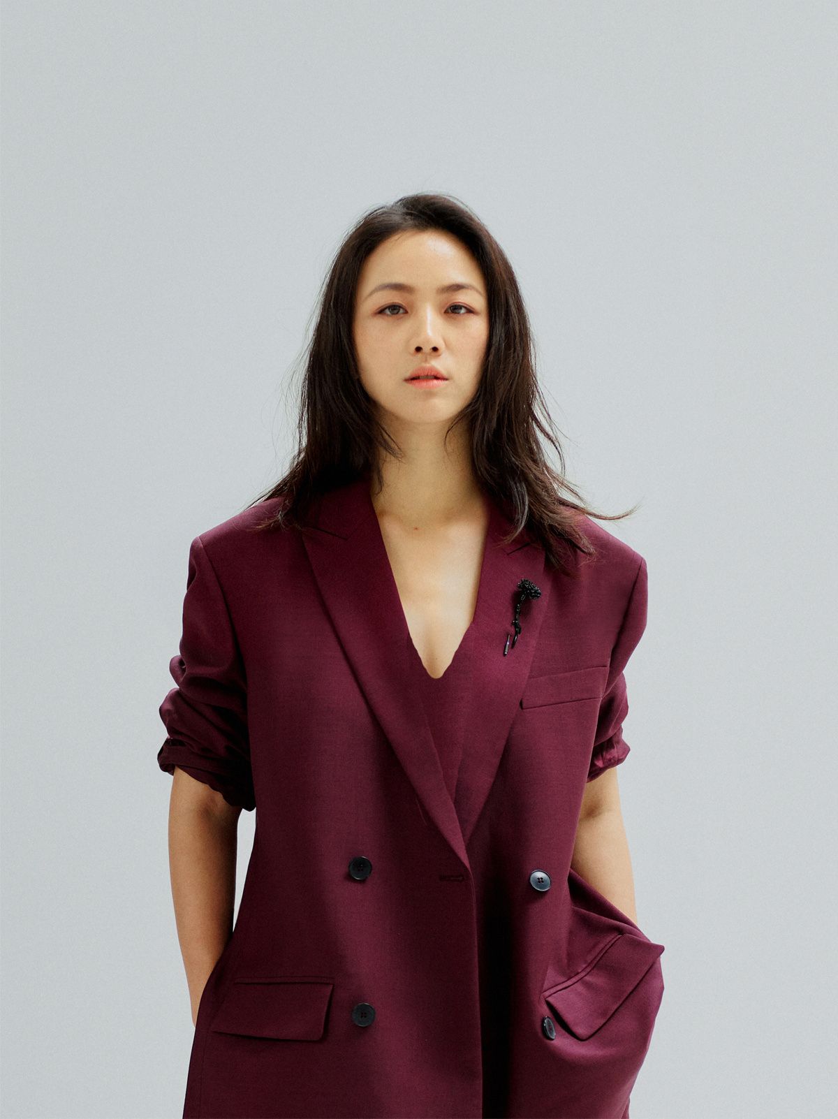 连衣裙 汤唯的气场太绝了，一身黑色西装率性优雅，红唇卷发好迷人