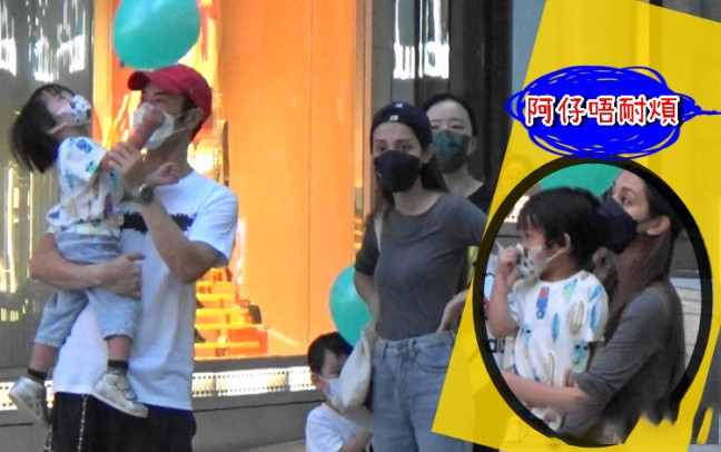 赵丽颖|陈凯琳夫妇带大儿子逛街，郑嘉颖哄娃有一手，一家三口互动有爱