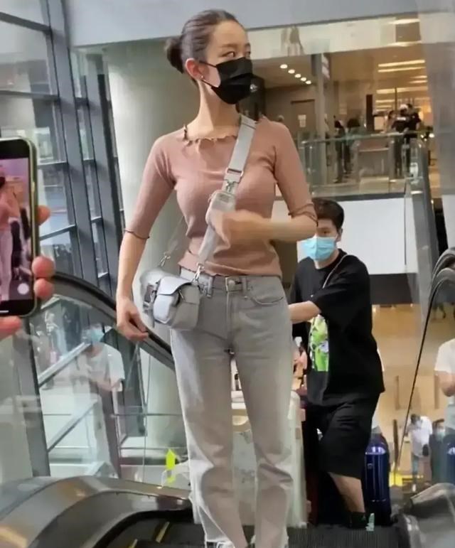 情感维护|O型腿的吉娜穿牛仔裤平底鞋，五五身材一览无遗