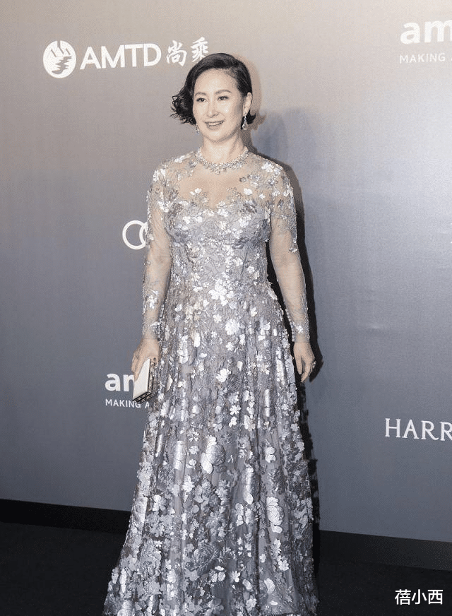 蓓小西|何超琼不愧是赌王最爱的女儿，气场很难被超越，穿镂空裙也很高级