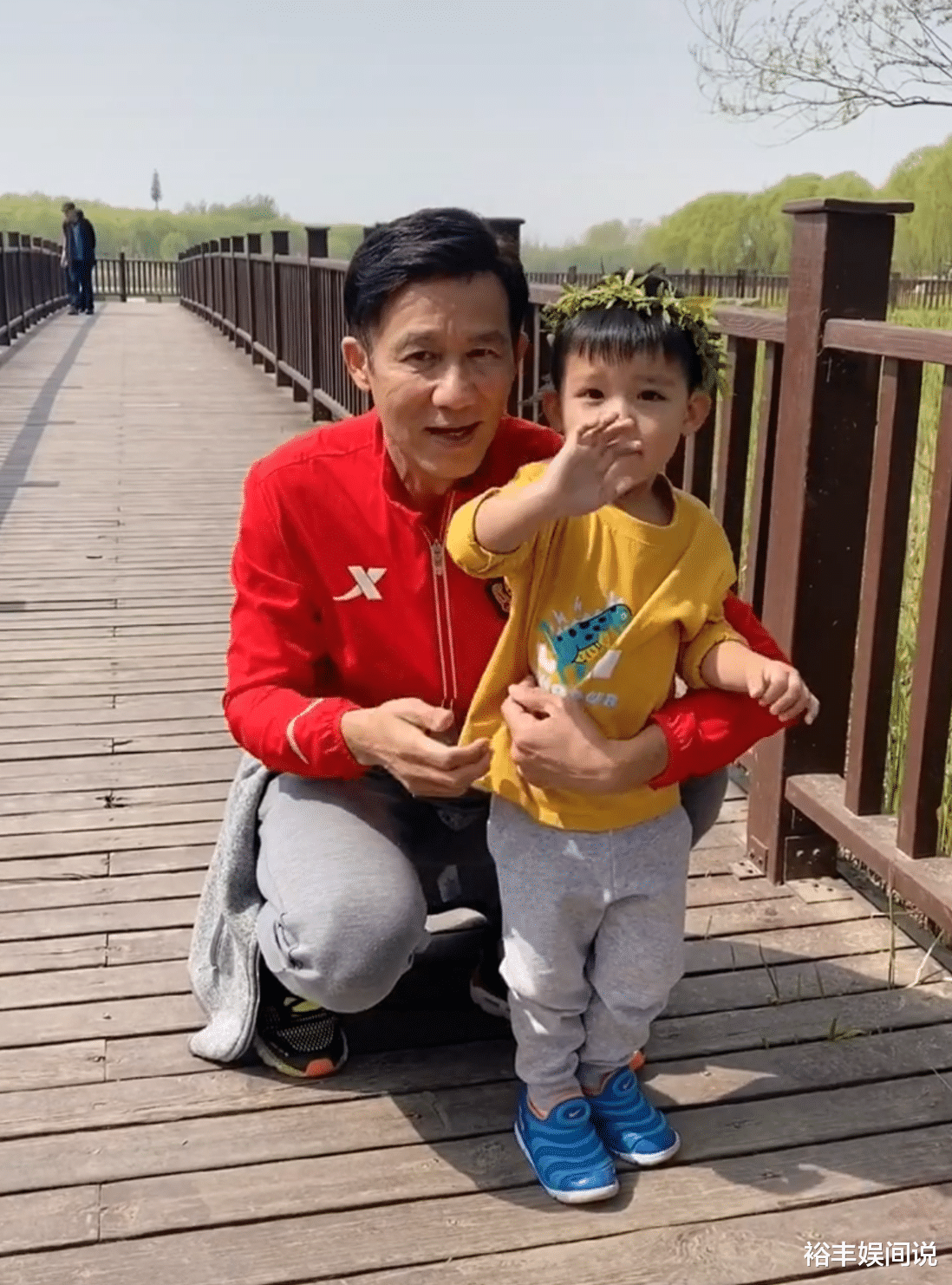 李子雄|61岁“左千户”李子雄携全家踏青,儿子不到三岁,娇妻小其23岁