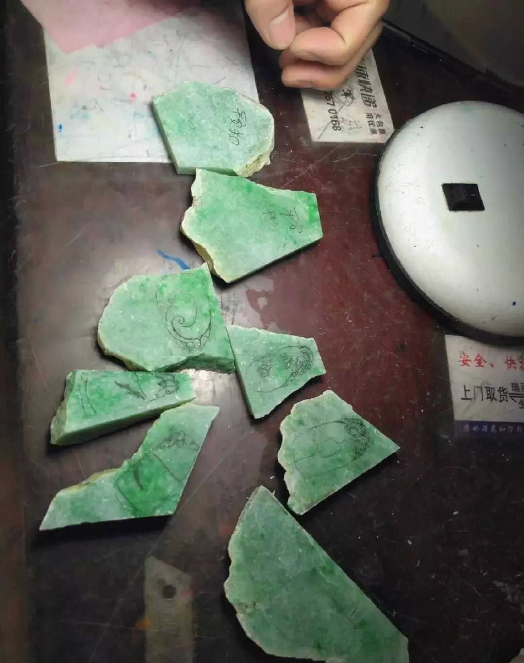 翡翠|买下一块极具诱惑力的翡翠原石，却被它的表象迷惑，以失望告终！