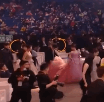 杨紫|肖战帮杨紫提裙摆,真性情还是营业,镜头中张雨绮的眼神说明一切