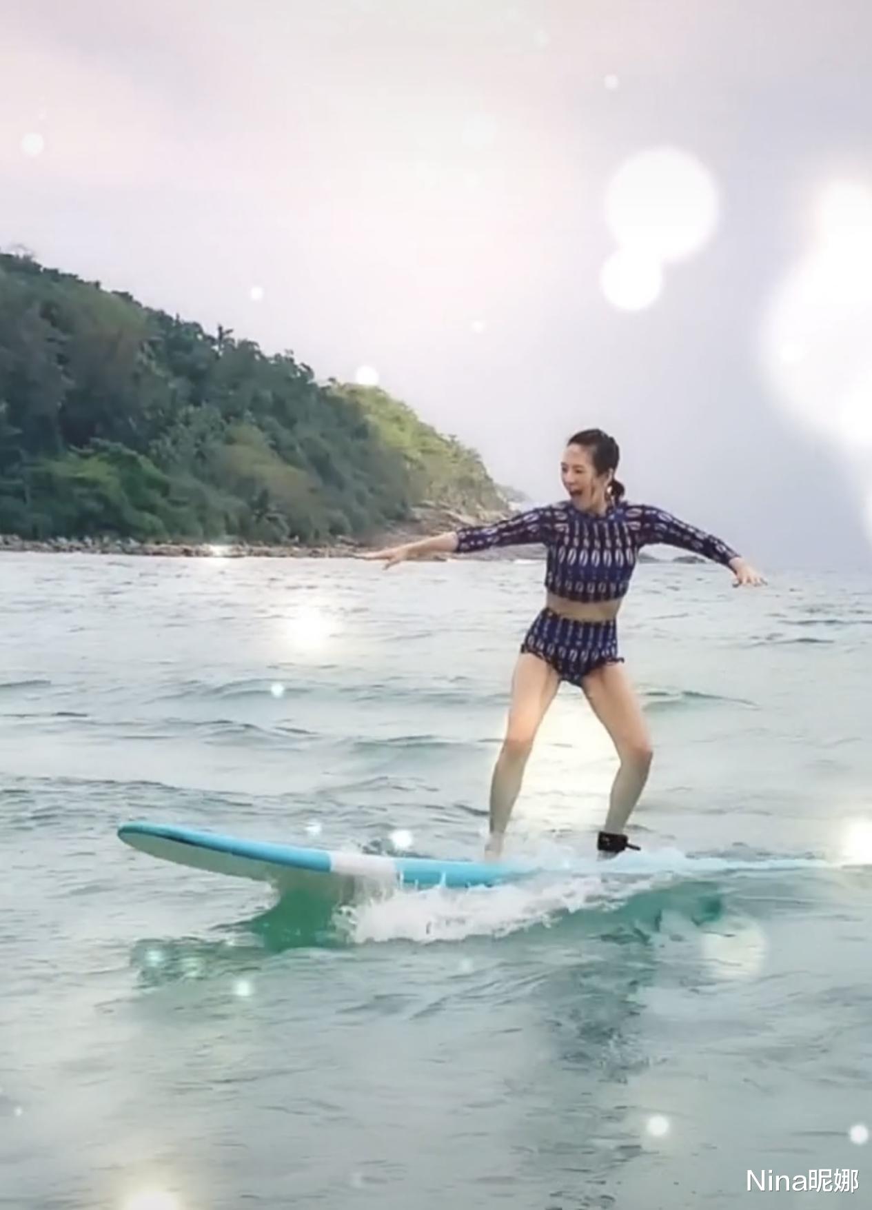 山河令|章子怡独自冲浪，42岁穿露脐泳衣秀少女身材，生完俩娃没有一丝赘肉