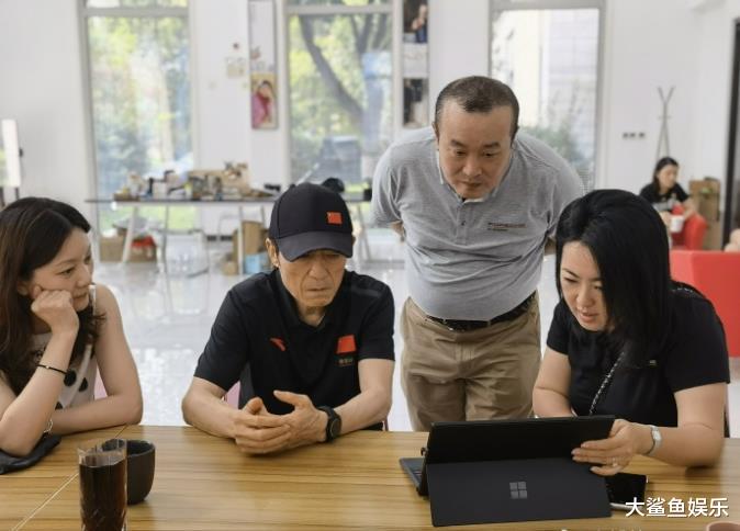 王一博|71岁张艺谋携妻在深圳购240万豪车，自己仍穿300元国货