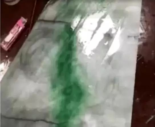 翡翠|一块14公斤红皮壳翡翠原石，一刀竟切出一箩筐百万手镯，无敌了！