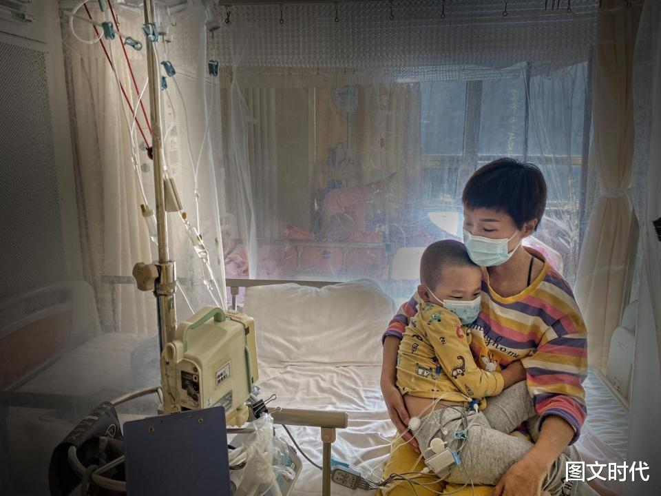 图文时代 小暖男患罕见病后父亲消失，走之前还调包爱心款：这钱给他没用
