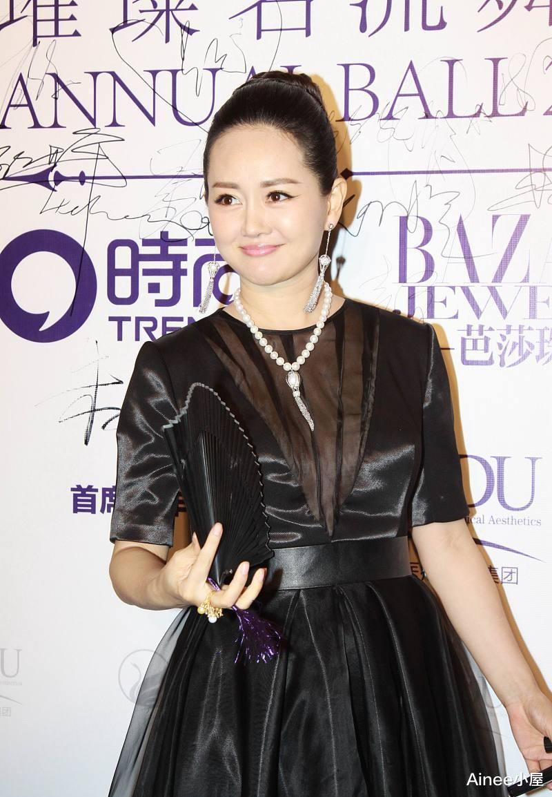 Ainee小屋|高明远现实中的妻子这么美,穿拼接薄纱裙挺富贵,收腰显出好身材