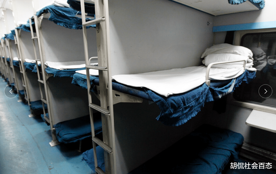 火车 男子偷亲熟睡中的美女，当他得知下铺男子的身份后直呼：完了