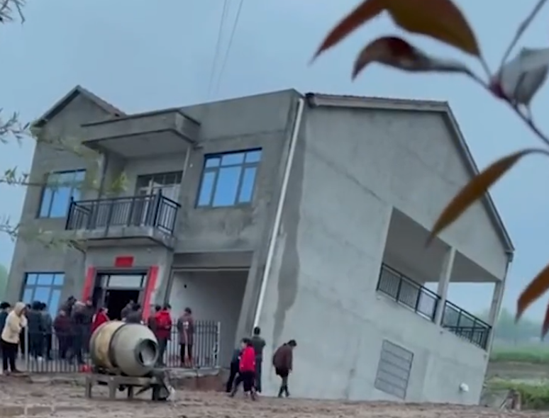 民生小鱼 湖北:夫妻俩花几十万建的新房,没住几天就歪了?知情人透露原因