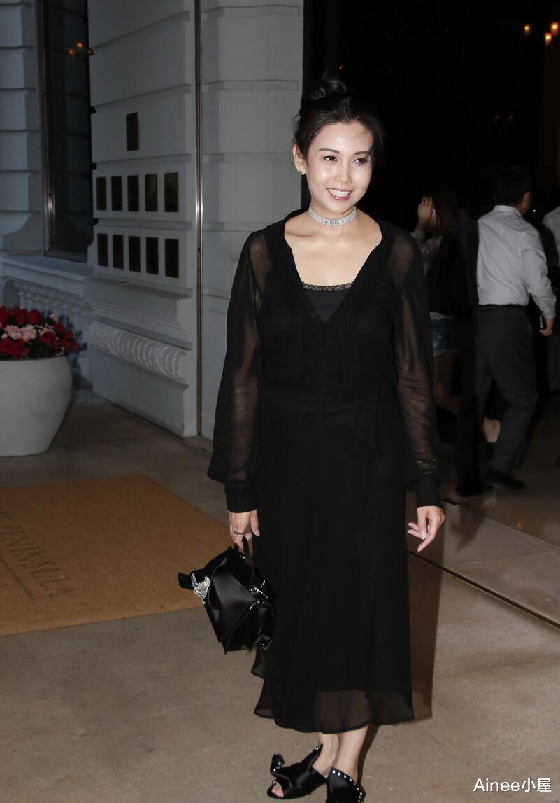 邱淑贞|邱淑贞年龄大了也适合淡妆，穿西装配印花裙，和女儿同框似同龄人