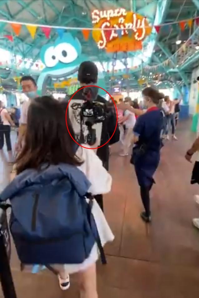 陈伟霆|陈伟霆逛环球影城受贵宾待遇，名助理跟拍牌面大：向路人要35块钱