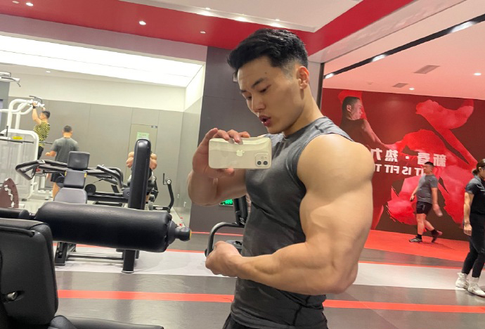 健身圈一哥|肌肉型男最爱深蹲，蹲开心了不想停，蹲不开心一组都不想做！