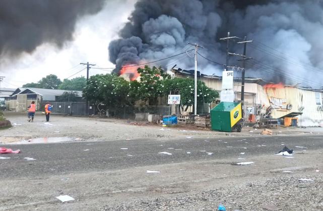 唐人街|南太岛国暴徒火烧唐人街,还抢劫华人,澳宣布出兵,中国发出警告