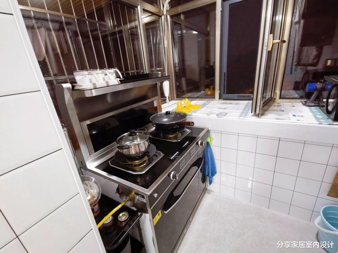 这是我见过最极简的装修，全屋大白墙，不做吊顶，一家三口很幸福