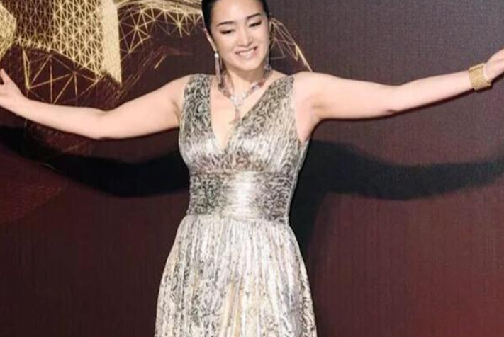 巩俐|第55届金马奖晚会上，巩俐为何拒绝颁奖，张艺谋的做法让人敬佩