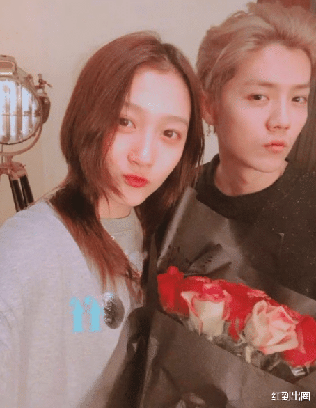 关晓彤|关晓彤鹿晗同居照片疑曝光！穿睡衣亲密合影，身后酒瓶太抢镜