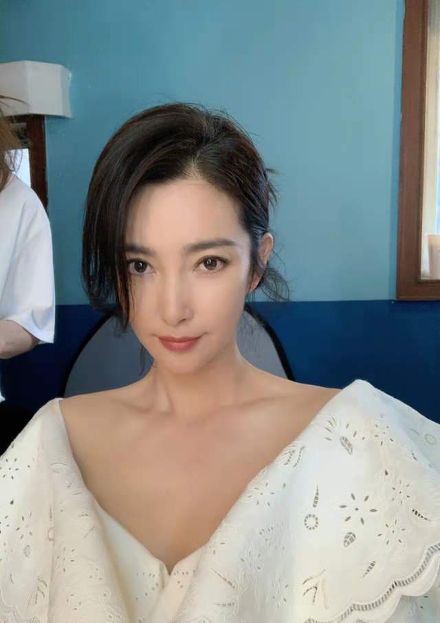 李冰冰|李冰冰悲痛悼念恩师！自称为女儿泪流满面，晒旧照太水灵越长越美
