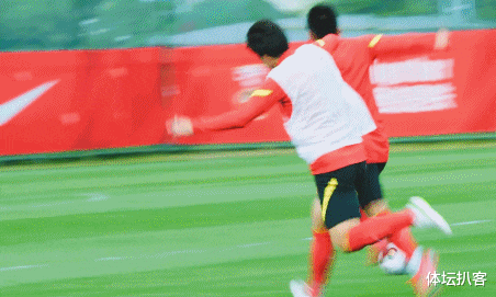 武磊|官方！国足训练武磊状态火爆，攻破颜骏凌大门，防守球员拉不住他