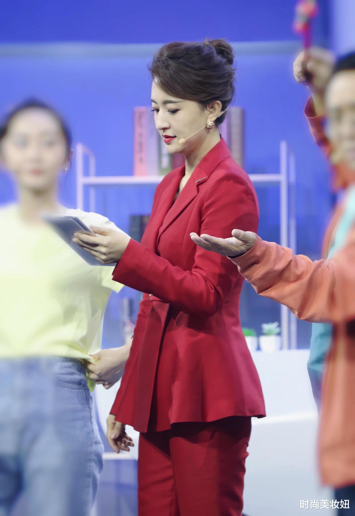 时尚美妆妞|“央视主持”张蕾又惊艳了，真空穿红色西装体面知性，气质无敌