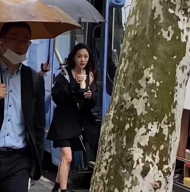 杨幂|杨幂拍戏被偷拍，踩拖鞋喝奶茶太不雅观