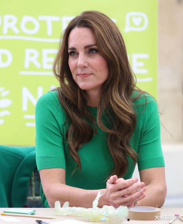 大维聊时尚 凯特再次大胆，继金色亮片裙之后，又穿起了“凯莉绿”