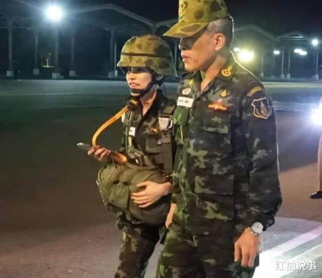 诗妮娜|泰王模糊妻妾界限，特许诗妮娜穿金色礼服，跟苏提达宛如双胞胎