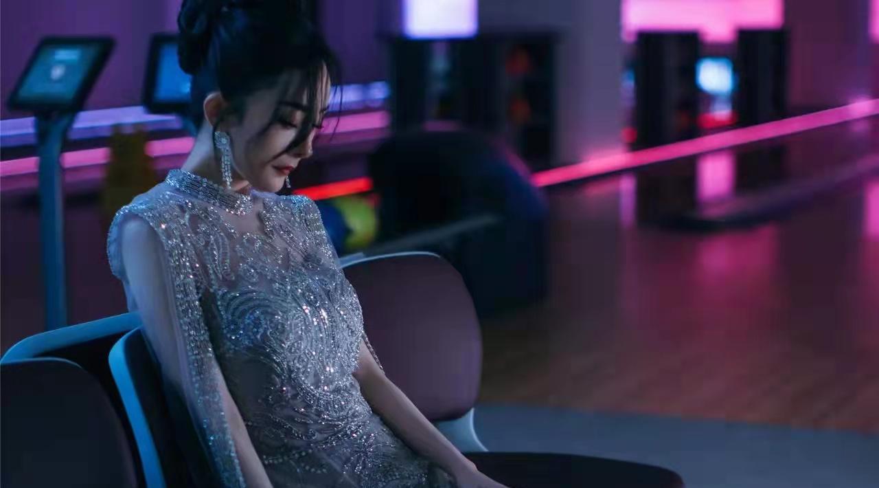 肖战|杨幂在保龄球馆拍大片，穿镂空装赏心悦目，可惜道具拉低了高级感