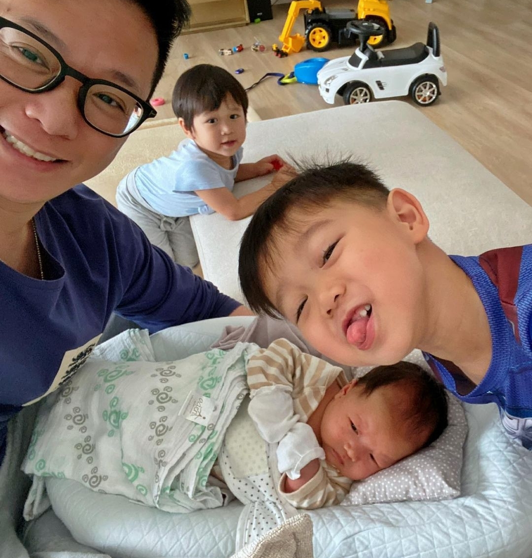 胡杏儿|李乘德晒父子四人同框照，与胡杏儿视频聊天，老三神似大哥颜值高