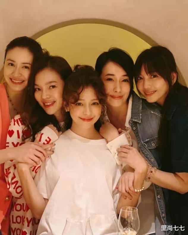 聚会|富士康老板娘晒聚会照，站边缘位全靠鸽子蛋抢镜，徐若瑄变化太大