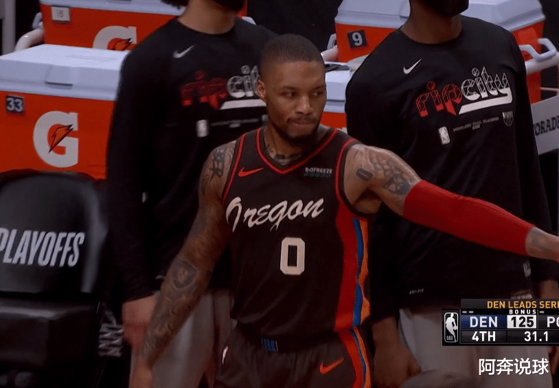 掘金队|垃圾时间也不给上！掘金4-2晋级，全队都在庆祝，只有他在傻笑