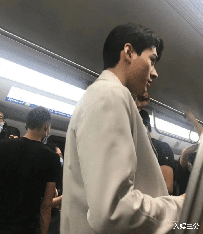 吴昕|龚俊在地铁中拍戏，被乘客原相机怼脸拍后，真实颜值全暴露了