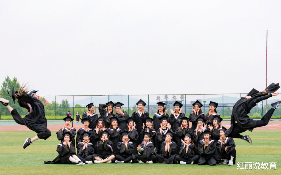 国企|只有义务教育的丁真被国企录用，大学生调侃：学历高不如长相好