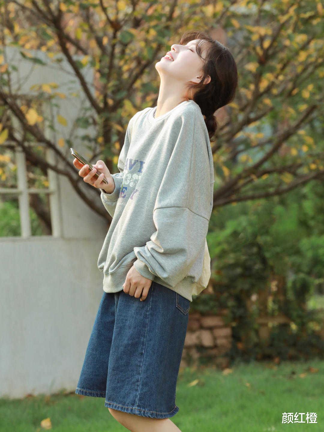 颜红橙|早秋怎么穿出高级感？卫衣搭配牛仔半身裙简约利落，洒脱又舒适