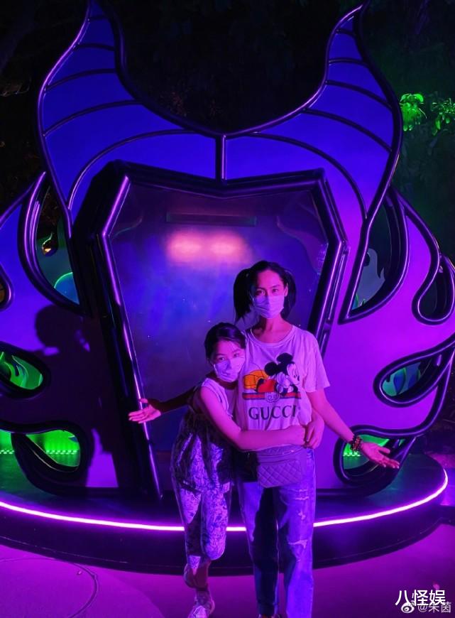 朱茵|朱茵带女儿游迪士尼，8岁莺莺扮公主，眉眼与爸爸黄贯中一模一样