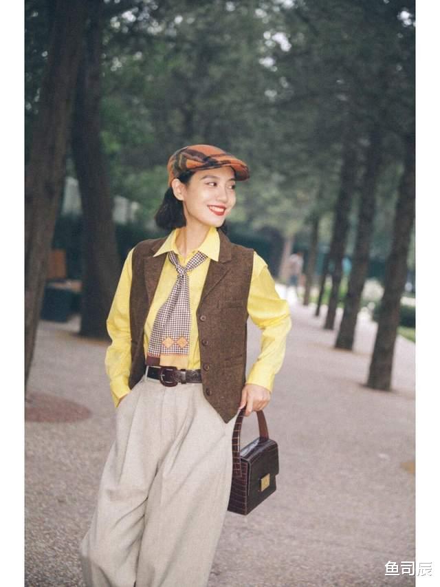 鱼司辰|早秋穿搭指南，毛衣马甲搭白衬衫，下半身穿短裙，甜美俏皮又耐看