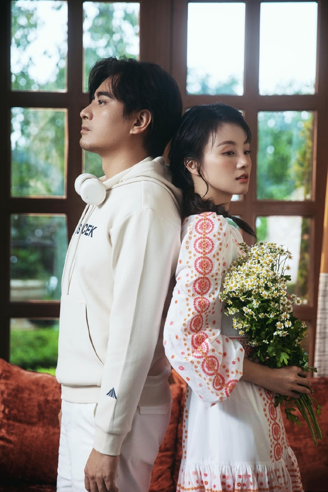 高明远|陈龙晒照为妻庆生,35岁章龄之打扮像邻家女,俩娃模样都像爸