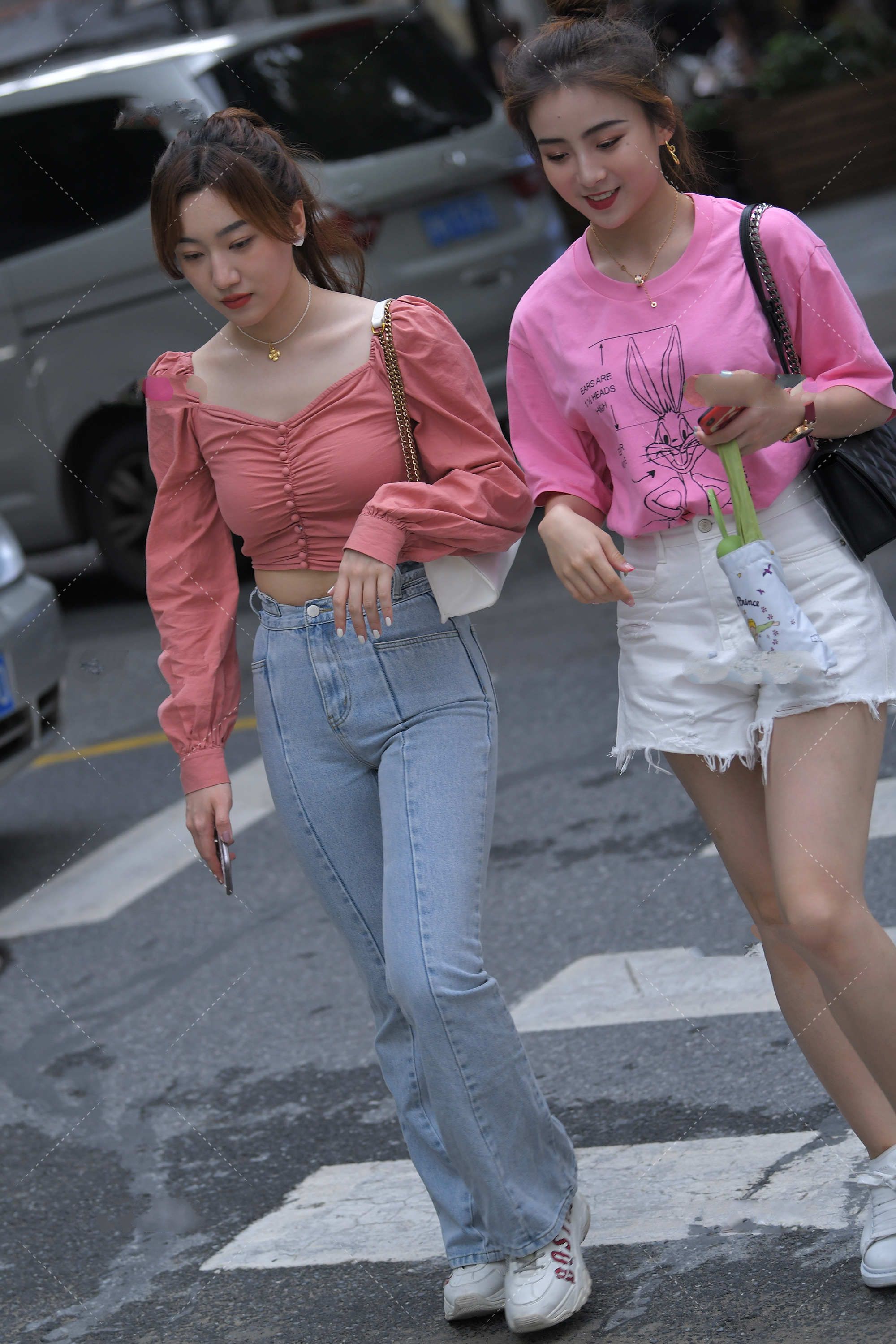 穿衣搭配|粉红色宽松袖设计上衣搭配浅色牛仔裤，甜美可爱，凸显气质