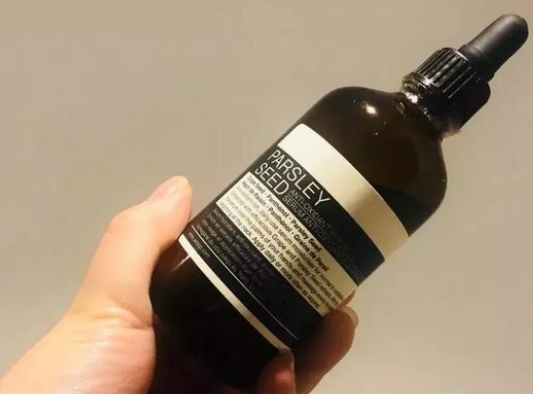 补水保湿 什么精华液能抗初老?这些精华液美白补水保湿,让肌肤重返年轻态