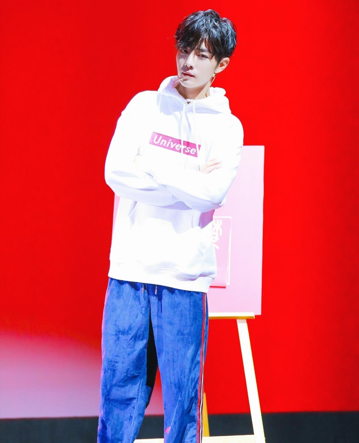 肖战|肖战登马来西亚报纸后，知名主持人也发文评价，“黑子”该生气了