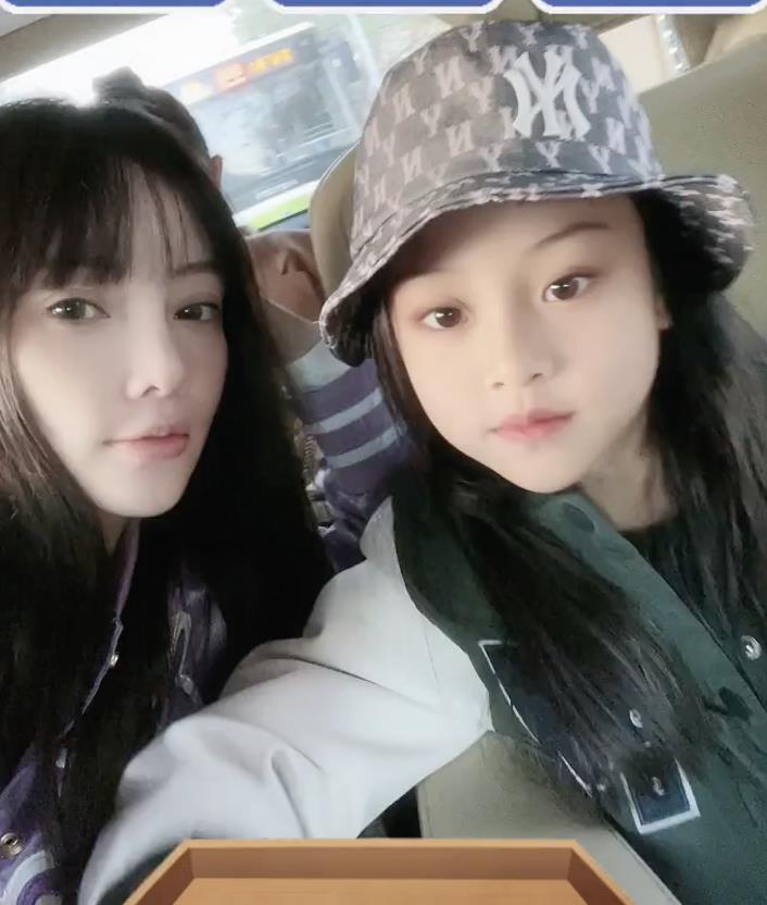 贾云馨|李小璐晒女儿近照，真是女大十八变，看来单亲家庭并未影响到甜馨